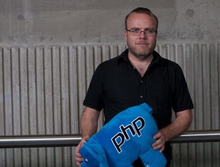 Ιστορία της PHP Ο Rasmus Lerdorf το 1995 έγραψε ένα Perl script με σκοπό να διατηρεί μια λίστα στατιστικών για τα άτομα που έβλεπαν το online βιογραφικό του σημείωμα.