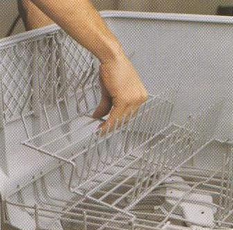 Για παράδειγµα µπορείτε να συνδυάσετε δύο σχάρες MEGA σε ένα συρτάρι και να πλύνετε όλα τα φλιτζάνια και τα ποτήρια, αφήνοντας το άλλο συρτάρι για πιάτα και µεγαλύτερα σκεύη. Α.