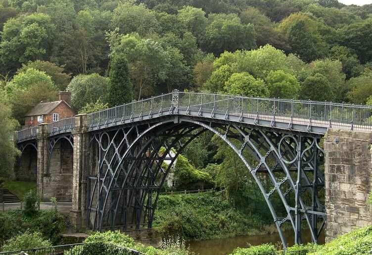 Μια σημαντική ανακάλυψη στην γεφυροποιία είναι η κατασκευή της ron Bridge στο Colrookdle στην Αγγλία το 779, η οποία είναι η πρώτη γέφυρα από χυτοσίδηρο (Εικ..).