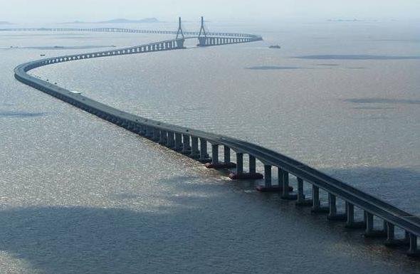 .. Γέφυρα ushn Yngtze (5) Η ushn Yngtze Bridge είναι μια τοξωτή γέφυρα η οποία κατασκευάστηκε το 5. Διασχίζει το ποταμό Yngtze στην Κίνα και το τόξο της έχει ύψος μέτρα και συνολικό μήκος μέτρα (Εικ.