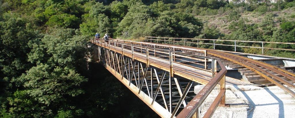 γέφυρα ανατινάχτηκε δύο φορές και ανακατασκευάστηκε με την σημερινή της μορφή το 9 και έχει μήκος μέτρα και ύψος μέτρα (Εικ..). Εικόνα.: Γέφυρα του Γοργοποτάμου (www.ethnos.gr).
