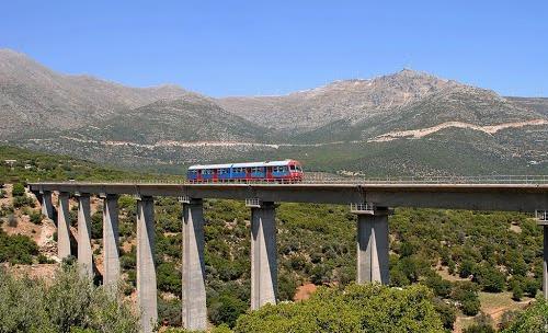 ..5 Σιδηροδρομική Γέφυρα Αχλαδόκαμπου Η γέφυρα σχεδιάστηκε και κατασκευάστηκε αποκλειστικά από Έλληνες τεχνικούς το 97.