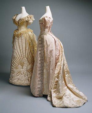 Η συνήθης μόδα των ετών 1750-1780 ήταν φόρεμα με χαμηλό λαιμό πάνω από ένα μεσοφόρι. Τα περισσότερα φορέματα είχαν φούστες που άνοιγαν μπροστά για να δείξουν το μεσοφόρι από κάτω.