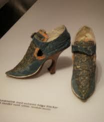 Η υψηλή κοινωνία φορούσε στα παπούτσια αγκράφες, συχνά πολύ μεγάλες, σαν στολίδια για τα Αυτές ήταν είτε από στιλβωμένο μέταλλο ή είχαν πετράδια.
