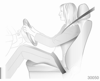 Καθίσματα, προσκέφαλα 39 Αφαίρεση Τοποθετήστε ένα κατάλληλο εργαλείο μέσα στη μικρή οπή στο πλάι του καπακιού-οδηγού του προσκέφαλου χωρίς το κουμπί απασφάλισης και πατήστε την ασφάλεια.