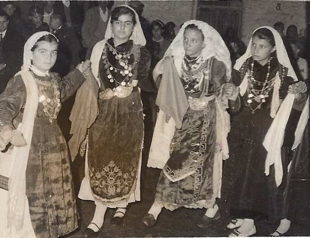 Δεκαετία του 1960. Διακρίνονται οι Μίμης Σταμάτης, Κώστας Παπαθεοδοσίου, Νίκος Μίνα και Αθηνά Ζαρίφη, Μαρία Σταμάτη, Βασιλική Ζαρίφη, Αγαθός Σακαντάρης κ.α. Να γιατί οι Παλαιοπαναγαίοι περίμεναν το πανηγύρι.