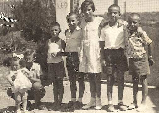 Γεννηθέντες το 1952 και 1953 στο στενό Λάκη Τούλη, στο πανηγύρι του χωριού το 1969. Από δεξιά Βασίλης Λυμπέρης, Γιαννούλης Κλεφτογιάννης, Μπάμπης Κλεφτογιάννης, Χρήστος Πικάσης, Σωτήρης Αθ.