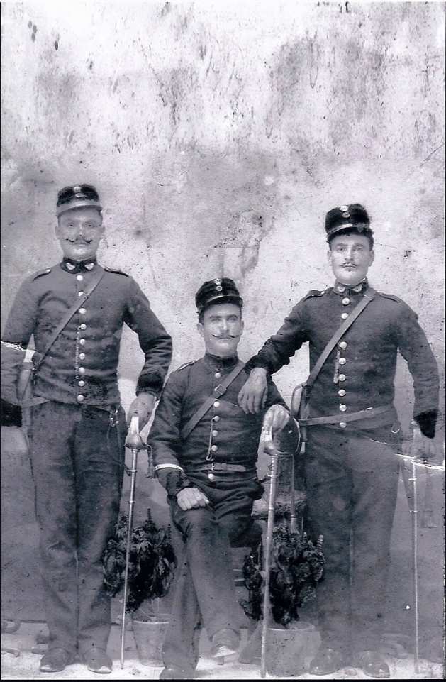 1895. Ο Παναγιώτης Λεβέτας, αριστερά με δύο συναδέλφους του. Αυτές ήταν οι στολές κατά τον ατυχή πόλεμο του 1897. (Από τον εγγονό του Παν.