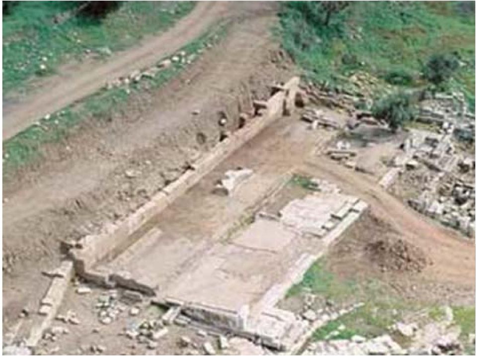 Μεσσήνιοι Το κρηναίο αυτό οικοδόμημα δεχόταν νερό από την πανάρχαια πηγή Κλεψύδρα