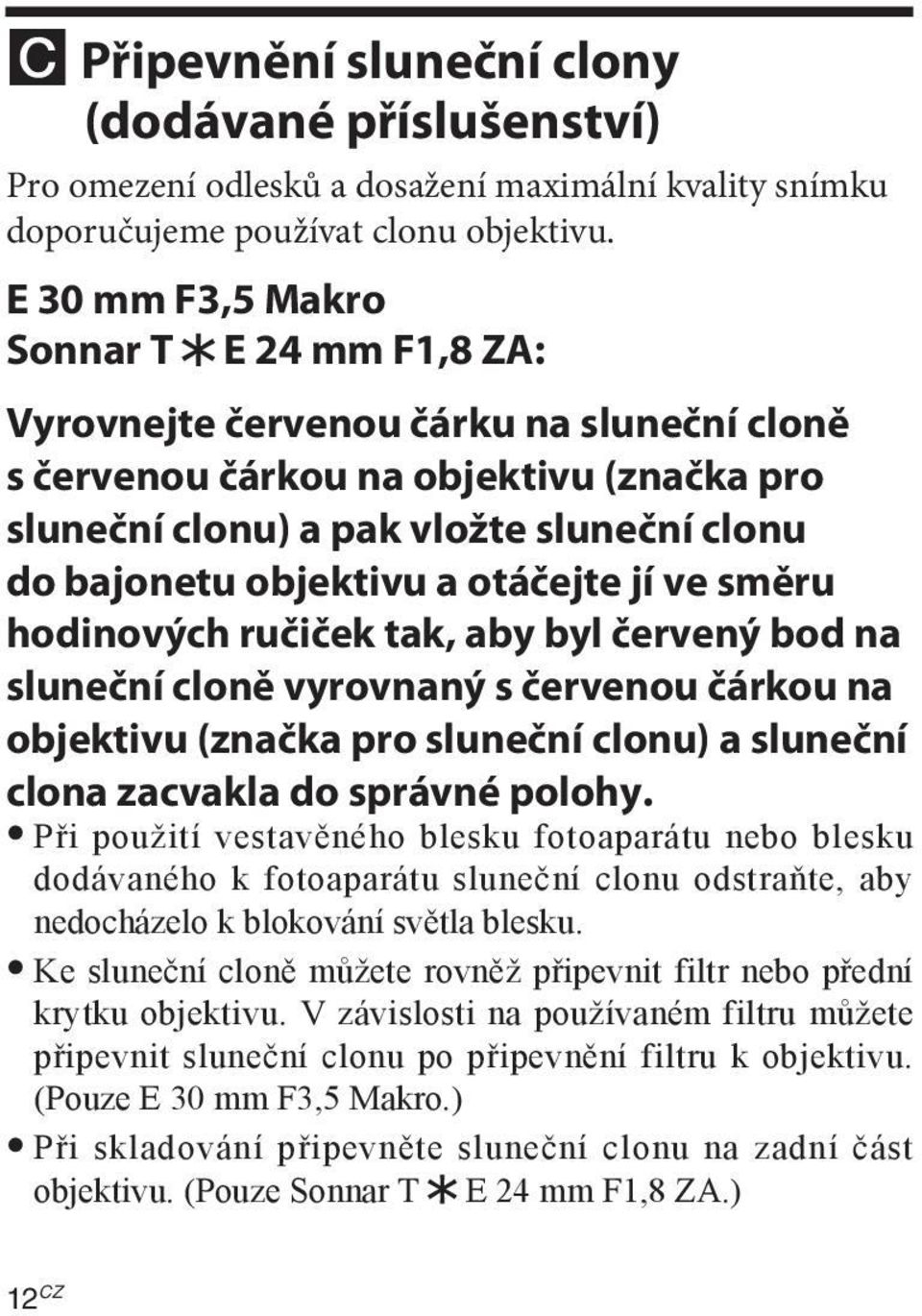 otáčejte jí ve směru hodinových ručiček tak, aby byl červený bod na sluneční cloně vyrovnaný s červenou čárkou na objektivu (značka pro sluneční clonu) a sluneční clona zacvakla do správné polohy.