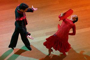 Το Paso Doble είναι ο Latin χορός που μοιάζει περισσότερο µε το International Standard Style, τα μπροστινά βήματα γίνονται µε τη φτέρνα να οδηγεί, το πλαίσιο είναι ευρύτερο και κρατημένο πιο αυστηρά,