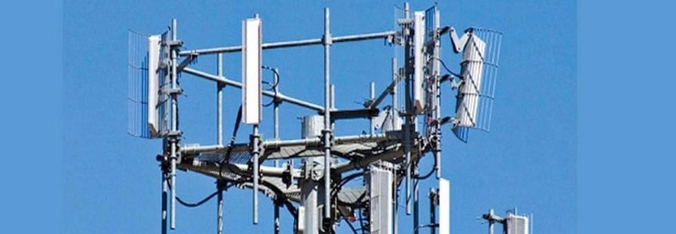 1. Συστήματα σταθμών βάσης Κινητής τηλεφωνίας Οι σταθερές κεραίες που χρησιμοποιούνται για τις ασύρματες επικοινωνίες ονομάζονται σταθμοί βάσης κυψελωτών επικοινωνιών ή πύργοι μετάδοσης κινητής