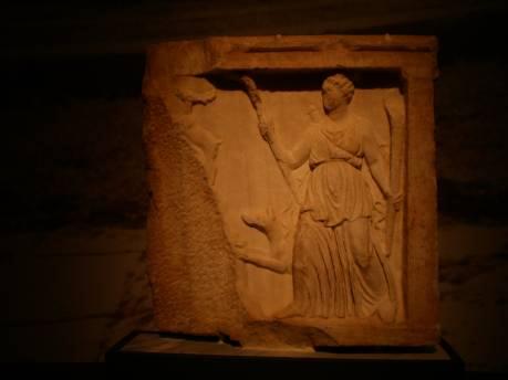 Ανάγλυφα με την παράσταση της δηλιακής τριάδας (Απόλλλων, Λητώ, Αρτέμιδα) ή μόνον της Αρτέμιδας. 330-320 π.χ.