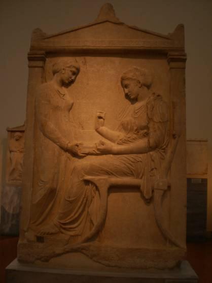 Στήλη νέου από τη Σαλαμίνα ή την Αίγινα, με έκδηλη την επίδραση της παρθενώνειας ζωφόρου. Περ. 430 π.χ. Αθήνα, Εθνικό Αρχαιολογικό Μουσείο 715.