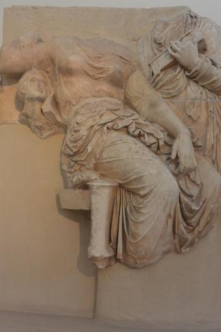 Αθήνα, Εθνικό Αρχαιολογικό Μουσείο 3718. Το λεγόμενο Τηλαγεύς Μνήμα. Αποσπασματική πλάκα από επιτύμβιο ανάγλυφο υψηλής καλλιτεχνικής πνοής με αγαλματικές μορφές, παρόλο που χρονολογείται πρώιμα, περ.