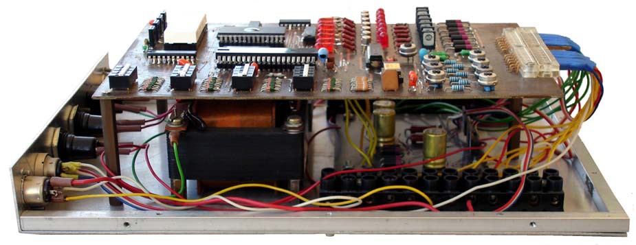 Η συσκευή IRCO-09, αποτελείται από το μικροϋπολογιστή ενός ολοκληρωμένου 8031, τους καταχωρητές διεύθυνσης 74LS373 και τη μνήμη EPROM 2764 (Εικόνα 2).