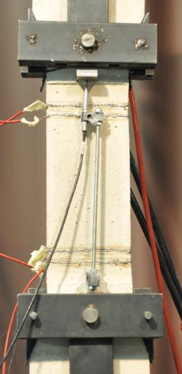 79 Δοκίμιο 3 Παρατηρείται ότι στο Δ3 παρουσιάστηκαν έξι ρωγμές, δύο στο πάνω μέρος του δοκιμίου τρεις εντός των εσωτερικών ηλεκτροδίων και μία στο κάτω μέρος του δοκιμίου.