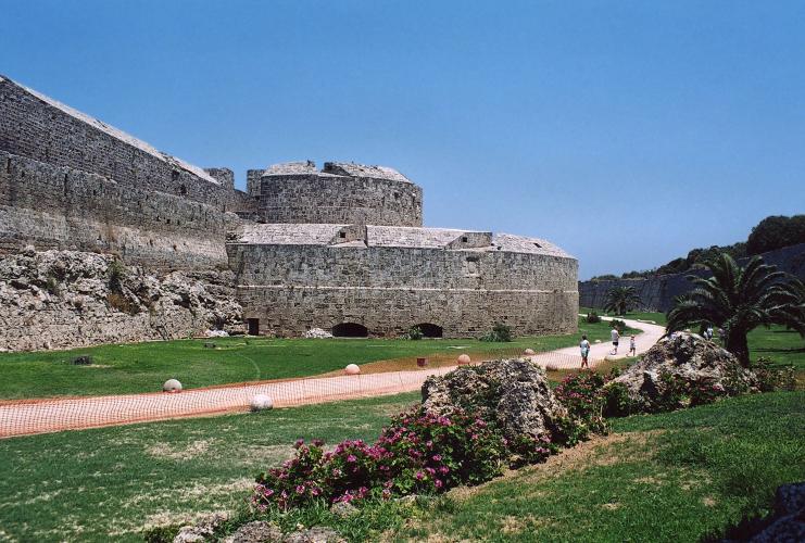 Βεβαιωμένη είναι η κατοίκηση από τους προϊστορικούς χρόνους. Το νησί εποικίστηκε από τους Μυκηναίους και στη συνέχεια από Δωριείς της Αργολίδας, οι οποίοι κατά τον ύστερο 10ο αι.