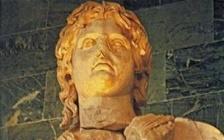 ελληνικά έθιμα. Και τέλος αποφάσισε να ιδρύσει μια νέα μεγάλη πόλη, για να διαδεχτεί την Τύρο, το σημαντικότερο λιμάνι της Μεσογείου, που ο ίδιος είχε καταλάβει και καταστρέψει λίγο νωρίτερα.