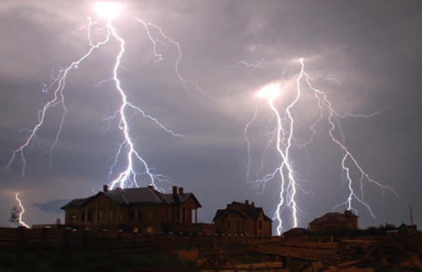Φυσική για Μηχανικούς Ηλεκτρικό Δυναμικό Εικόνα: Οι διαδικασίες που συμβαίνουν κατά τη διάρκεια μιας καταιγίδας προκαλούν μεγάλες διαφορές ηλεκτρικού