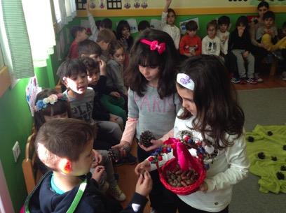 Η Κατερίνα και η Χρύσα μάζεψαν κουκουνάρια και βελανίδια από το δάσος και γεμάτες ενθουσιασμό τα παρουσίασαν στους συμμαθητές τους.