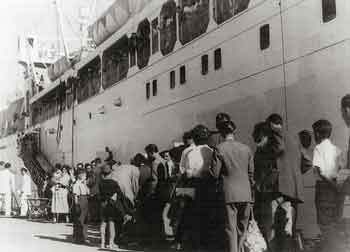Με την ελπίδα λοιπόν ότι στην ξένη χώρα θα αποκτήσουν ό,τι χρειάζονται για να επιστρέψουν εφοδιασμένοι για μια καλύτερη ζωή, αγωνίζονταν να πάρουν την πολυπόθητη άδεια μετανάστευσης για την Αμερική.