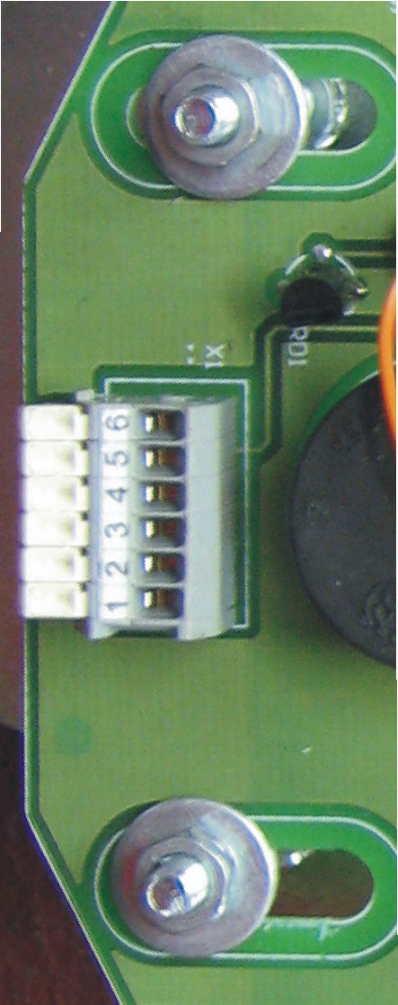 1 2 3 4 5 6 Kábel Prepojenie Snímací modul je prepojený s elektronickou jednotkou 6-žilovým tieneným dátovým káblom priamo na svorky, alebo cez konektor.