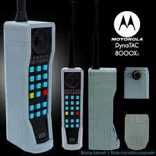 Μέχρι τα τέλη της δεκαετίας του '80 τα κινητά τηλέφωνα ήταν ογκώδη για να μεταφέρονται στην τσέπη κι έτσι ήταν