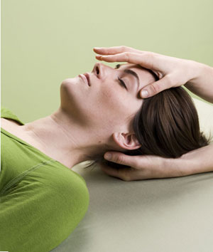 Stress & Πόνος συνδέονται; μέρος 5ο ΚΡΑΝΙΟΪΕΡΗ ΘΕΡΑΠΕΙΑ (Dr UPLEDGER) ΒΑΣΙΚΕΣ ΑΡΧΕΣ: Η Κρανιοϊερή Θεραπεία είναι μία μέθοδος θεραπείας με ήπιους χειρισμούς που εφαρμόζει ο θεραπευτής σε διάφορα