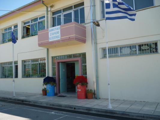 Όραμα και στόχοι του σχολείου Το Δημοτικό Σχολείο Νεοχωρούδας διευθύνεται από τον ίδιο Δ/ντή από το σχολικό έτος 2002-03 και μαζί του υπηρετεί, από έξι έως έ- ντεκα έτη, με οργανική θέση, ένας