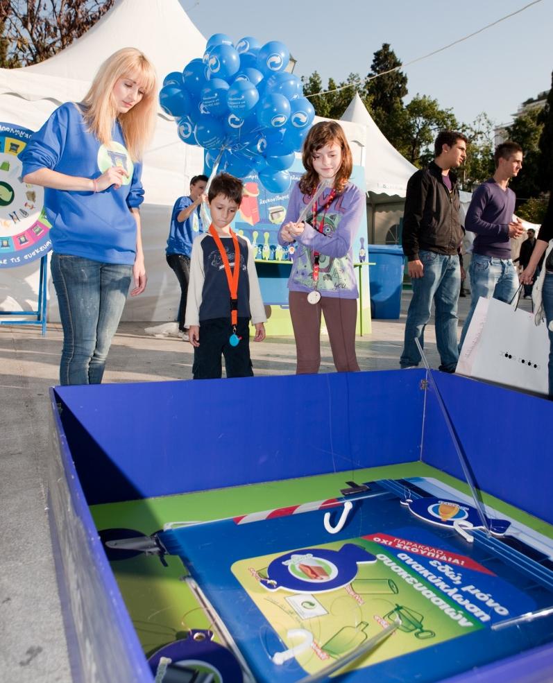 Τα παιδιά χωρίζονται σε 2 ομάδες και ψαρεύουν με μπλε αγκίστρια μέσα από τον μπλε κάδο μόνο τα σκουπίδια και