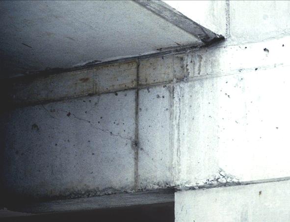 Κεφάλαιο 4: Ενίσχυση σε διάτμηση με σύνθετα υλικά (γ) (δ) Εικόνα 4.1 Εικόνες αστοχίας ή βλάβης δοκών οπλισμένου σκυροδέματος σε τέμνουσα δύναμη, που έχει προκληθεί από σεισμική δράση 4.