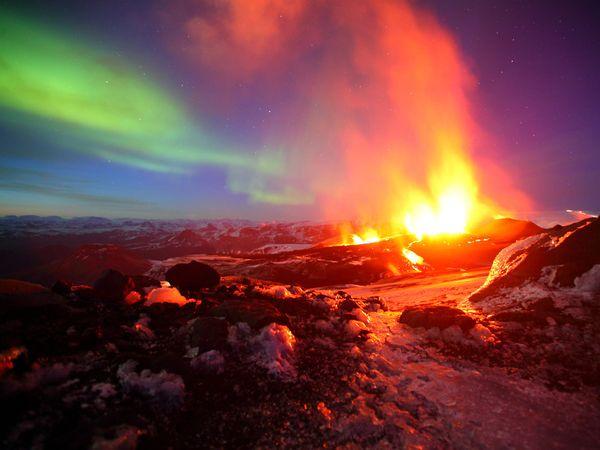 ΟΦΕΛΗ ΔΡΑΣΗΣ ΤΩΝ ΗΦΑΙΣΤΕΙΩΝ Η υδρόσφαιρα και το μεγαλύτερο μέρος της ατμόσφαιρας δημιουργήθηκαν από ηφαιστειακή δραστηριότητα Μεγάλο μέρος της ξηράς καλύπτεται από ηφαιστειακά πετρώματα, τα οποία