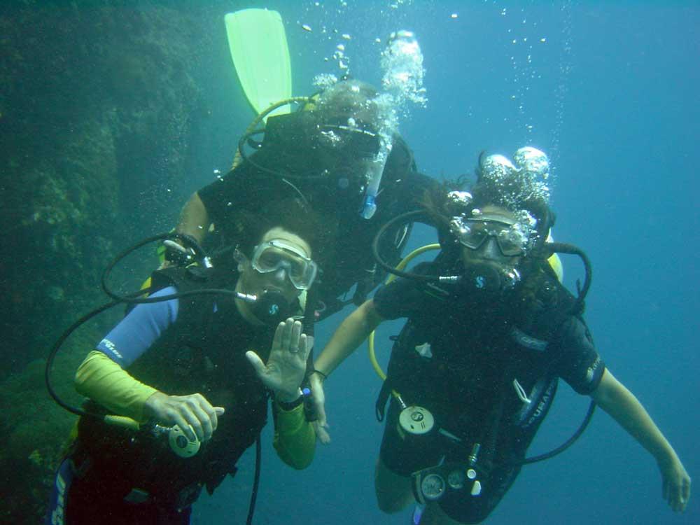 Λίγα λόγια για το πρόγραμμα Το πρόγραμμα Try Scuba Diving είναι μια συναρπαστική εμπειρία, μια εισαγωγή στην αυτόνομη κατάδυση κάτω από την συνεχή καθοδήγηση και επόπτευση επαγγελματιών εκπαιδευτών