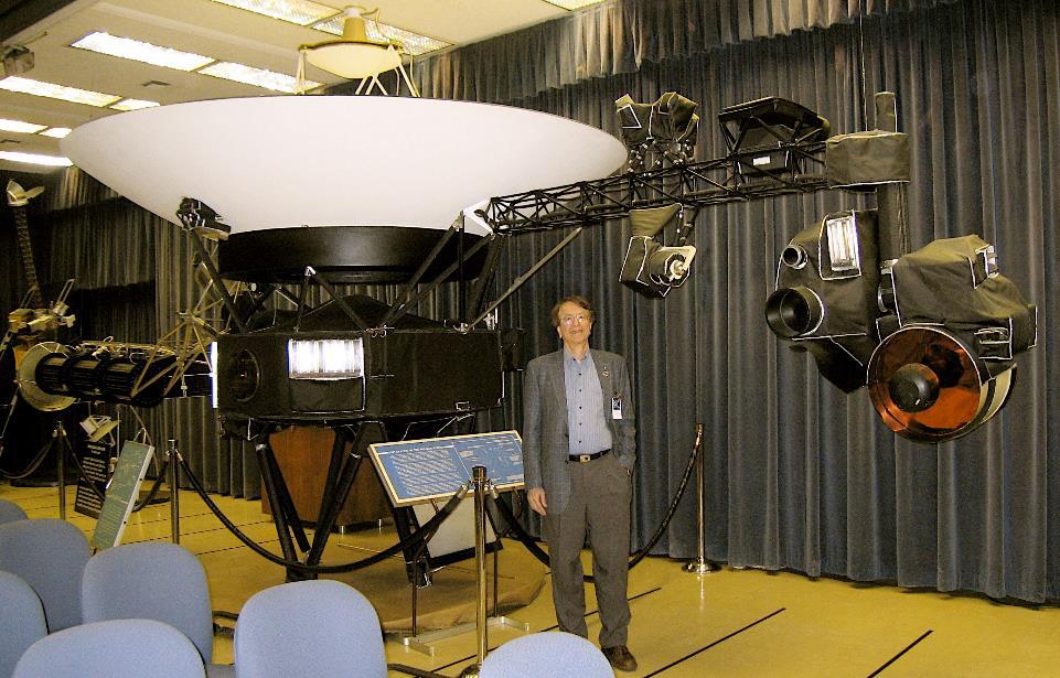 Πρωτότυπο μοντέλο του Voyager Jet Propulsion Laboratory (JPL), Pasadena, CA, USA Νέες Τεχνολογίες (~ 1973) Μικροτσιπς[υπολογιστέςκινητά,κλπ ] Τηλεπικοινωνία με S, X-band (22 watt) [κινητά, wifi, κλπ]
