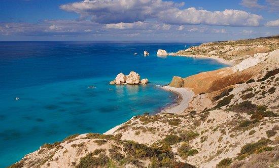 Τα κύρια χαρακτηριστικά του μεσογειακού κλίματος της Κύπρου είναι το ζεστό και ξηρό καλοκαίρι από τα μέσα του Μάη ως τα μέσα του Σεπτέμβρη, ο βροχερός αλλά ήπιος χειμώνας από τα μέσα του Νοέμβρη ως
