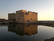 Το κάστρο της Πάφου βρίσκεται στο λιμάνι της πόλης. Αρχικά χτίστηκε από τους βυζαντινούς σαν οχυρό για την προστασία του λιμανιού.