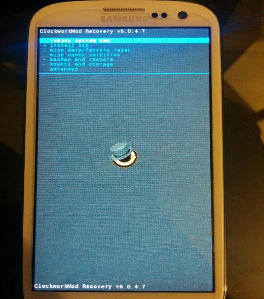 (power + volume up + home menu), προκειμένου να μπούμε σε recovery mode και περιμένοντας να δούμε την custom αντί της προεγκατεστημένης (βλ. εικόνα 111). Εικόνα 111.