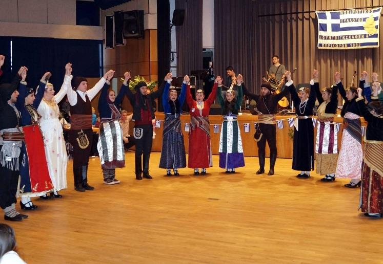 Η εκδήλωση άρχισε με την Κοπή της Πίτας για τη νέα χρονιά από τον π. Απόστολο της Ενορίας Καρλσρούης. Ακολούθησαν, το μικρό χορευτικό του Συλλόγου μας και αμέσως μετά τα χορευτικά των άλλων Συλλόγων.