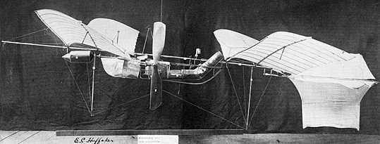 Κεφάλαιο 2 Από την στιγµή που εµφανίστηκε η τηλεκατεύθυνση ήταν θέµα χρόνου το πότε θα εµφανιστεί το πρώτο µοντέλο αεροπλάνου που θα ελεγχόταν από το έδαφος. Αυτό έγινε το 1937.