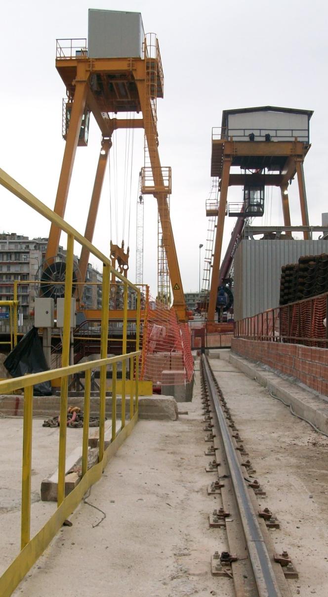 Τα μηχανήματα πρέπει να εγκαθίστανται με τέτοιο τρόπο, ώστε ο χειριστής να μπορεί να έχει ορατότητα της ζώνης των εργασιών, ή να επικοινωνεί μέσω τηλεφώνου, σημάτων ή άλλων κατάλληλων μέσων με όλα τα
