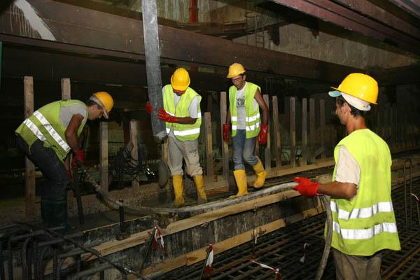 Εικόνα 2.28 Κατά την διαδικασία της σκυροδέτησης οι εργάτες φέρουν τον κατάλληλο εξοπλισμό γάντια-κράνος-γαλότσες-γιλέκο.