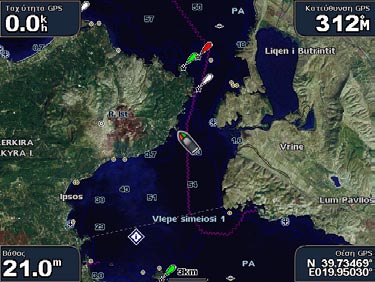 Χρήση χαρτών Ο χάρτης ψαρέματος χρησιμοποιεί λεπτομερή βαθυμετρικά δεδομένα σε μια προ-προγραμματισμένη κάρτα BlueChart g2 Vision SD και χρησιμεύει κυρίως για ψάρεμα στην ανοικτή θάλασσα, σε βαθιά