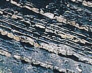 τρώςη Σα ιζηματογενό πετρώματα εμφανύζουν ςυνόθωσ ςτρώςη ό ςτρωματοπούηςη Μεμονωμϋνα ςτρώματα με πϊχοσ <1 cm