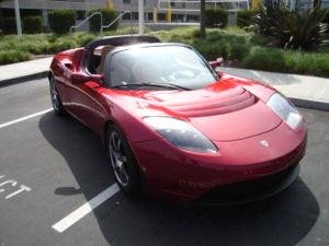 Το σπορ ηλεκτροκίνητο TeslaRoadster στο οποίο ανήκει και το ρεκόρ μεγαλύτερης απόστασης από ΗΑ. Μειονεκτήματα: Υψηλές δαπάνες κατασκευής, με αποτέλεσμα την υψηλή τιμή πώλησης.