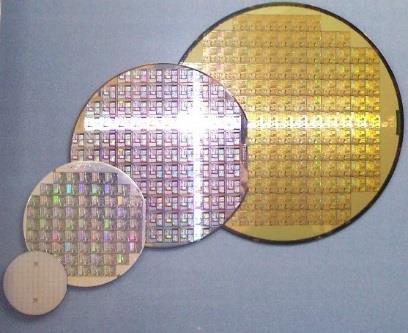 Υπόστρωμα και ψηφίδα A die fabricated with other dice on the silicon wafer Enlarged Wafer diameter is typically 100 to 300 mm Top (layout)