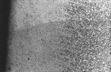 Slika 5: 100 x. Mikrostruktura na mestu, kjer se je obrabila cementirana plast. Plasti~no deformiran sloj ob povr{ini Figure 5: 100 x. Microstructure on place of worn case hardening layer.