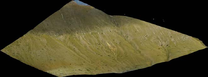 Φωτ. 3. Το σεισμικό ρήγμα στο βουνό Vettore (αριστερά) και η συνέχειά του προς τα νότια στο βουνό Vettoretto (δεξιά). Φωτ. 4.