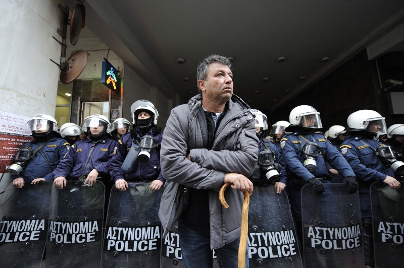 Το σαρίκι στο κεφάλι κάθε περήφανου Κρητικού Μέχρι την εποχή του Μεσοπολέμου οι Κρητικοί φορούσαν κυρίως το σπαστό κόκκινο φεσάκι με τη μακριά φούντα, το οποίο,να τονίσουμε ότι, δεν έχει καμιά σχέση