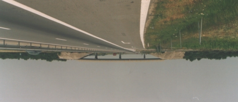 9.47 AUTOSTRADA BUCUREŞTI - PITEŞTI L = 96 km Autostrada a fost proiectată pentru viteza de 120-140 km/h. Traseul este format dintr-o succesiune de 26 curbe cu raze de 4500-10.200 m.